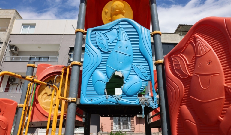 Mersin’de çocuk parkına çirkin saldırı: Oyun grupları ateşe verildi