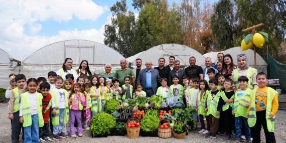 Çocuk serasında minikler yetiştirdikleri sebzeleri hasat etti