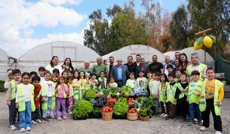 Çocuk serasında minikler yetiştirdikleri sebzeleri hasat etti