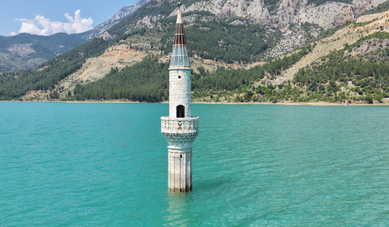 Geçmişin izi su üstünde: Minare ayakta