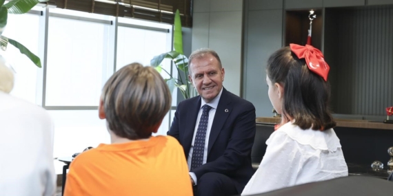 Başkan Seçer makamını çocuklara bıraktı