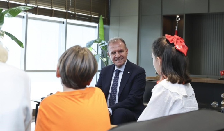 Başkan Seçer makamını çocuklara bıraktı