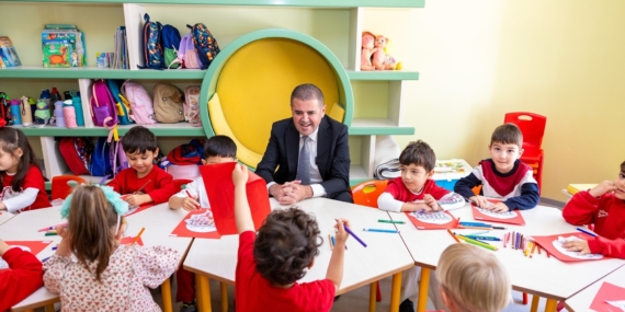 Mezitli’de çocuklar Başkan Tuncer’le uçurtma uçurdu