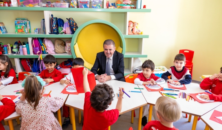 Mezitli’de çocuklar Başkan Tuncer’le uçurtma uçurdu