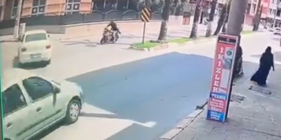 Otomobil ile motosiklet çarpıştı, 1 kişi yaralandı: O anlar kamerada