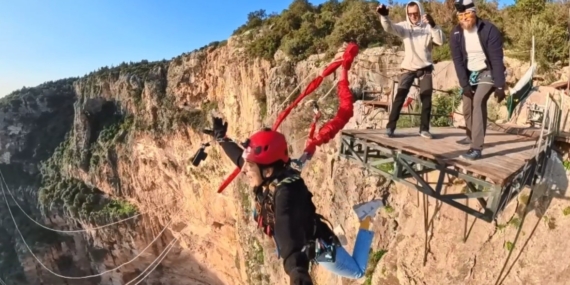Korku ve heyecan bir arada: Mersin’de 5 saniye süren 220 metreden halatla atlama çılgınlığı