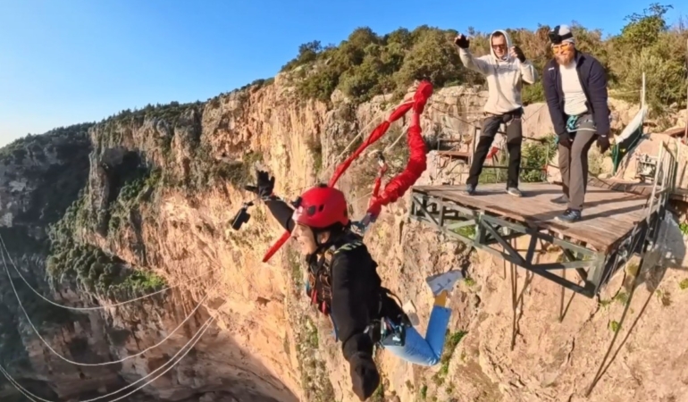 Korku ve heyecan bir arada: Mersin’de 5 saniye süren 220 metreden halatla atlama çılgınlığı