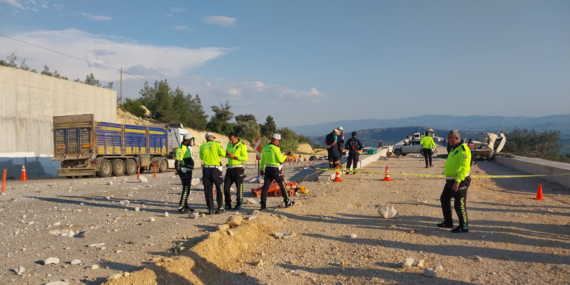 Tır rampaya çarptı, fırlayan mermerler minibüsü parçaladı: 1 ölü, 3 yaralı