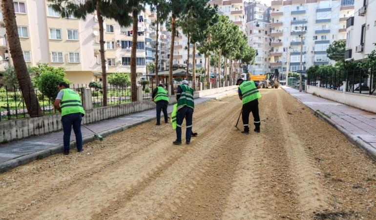 Mezitli’de yol çalışmaları altyapıyla birlikte yenileniyor
