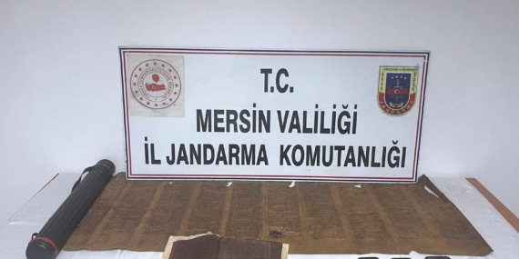 Mersin’de tarihi eser operasyonu: Tevrat ve el yazması eser ele geçirildi