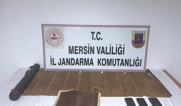Mersin’de tarihi eser operasyonu: Tevrat ve el yazması eser ele geçirildi