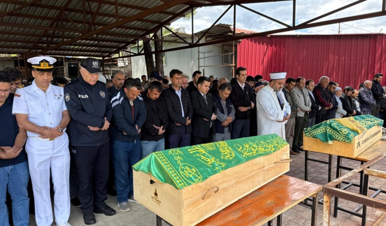 Mersin’de ölen 2 kardeşin cenazesi gözyaşları arasında defnedildi