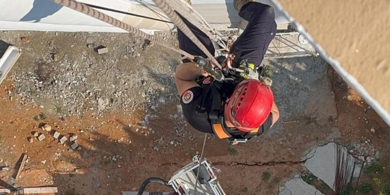 İskele düştü işçiler halatta asılı kaldı