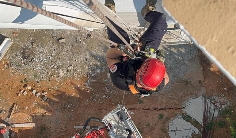 İskele düştü işçiler halatta asılı kaldı
