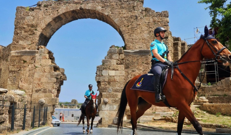 SİDE ANTİK KENTİ'NDE ATLI JANDARMA TİMLERİ GÖREVE BAŞLADI
