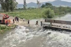 ADANA'DA KARAÇAY NEHRİ'NDE MAHSUR KALAN KAMYONDAKİ 2 KİŞİ KURTARILDI