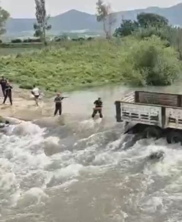 ADANA'DA KARAÇAY NEHRİ'NDE MAHSUR KALAN KAMYONDAKİ 2 KİŞİ KURTARILDI