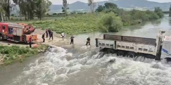 Adana’da Karaçay Nehri’nde mahsur kalan kamyondaki 2 kişi kurtarıldı