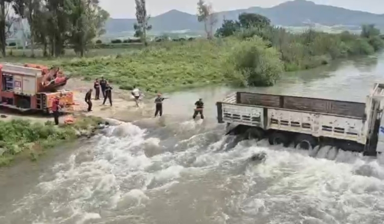 ADANA'DA KARAÇAY NEHRİ'NDE MAHSUR KALAN KAMYONDAKİ 2 KİŞİ KURTARILDI