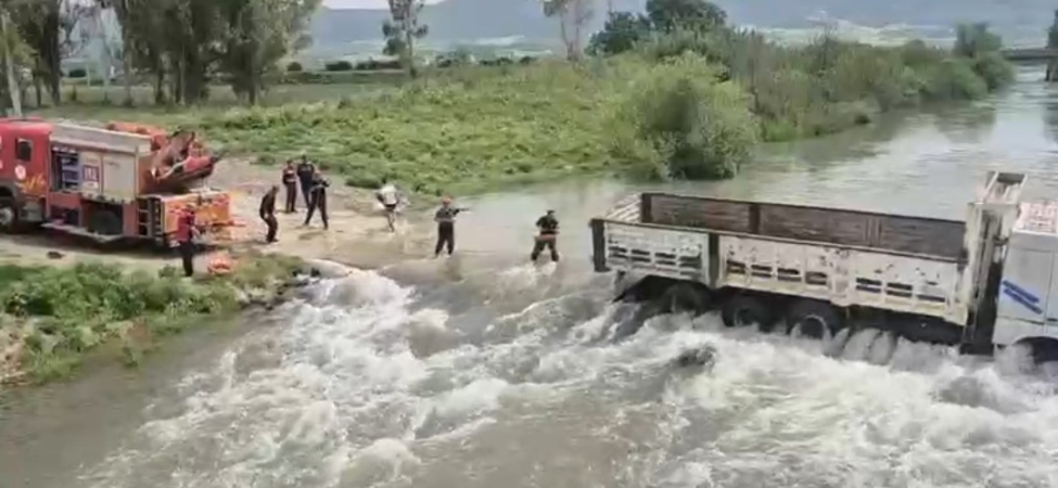 ADANA'DA KARAÇAY NEHRİ'NDE MAHSUR KALAN KAMYONDAKİ 2 KİŞİ KURTARILDI