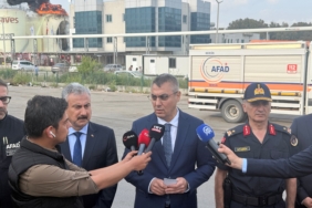 MERSİN VALİSİ TOROS: "ÖNCELİĞİMİZ YANGININ DİĞER TANKLARA SIÇRAMASINI ÖNLEMEK" "800 METREKÜPLÜK TANKTA YANGIN SÜRÜYOR" "KÖPÜKLE BOĞMA YÖNTEMİ DEĞERLENDİRİLİYOR" VALİ ATİLLA TOROS, 1 İŞÇİNİN HAYATINI KAYBETTİĞİ YAĞ FABRİKASINDAKİ YANGIN BÖLGESİNDE İNCELEMELERDE BULUNDU
