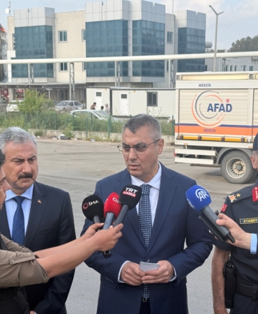 MERSİN VALİSİ TOROS: "ÖNCELİĞİMİZ YANGININ DİĞER TANKLARA SIÇRAMASINI ÖNLEMEK" "800 METREKÜPLÜK TANKTA YANGIN SÜRÜYOR" "KÖPÜKLE BOĞMA YÖNTEMİ DEĞERLENDİRİLİYOR" VALİ ATİLLA TOROS, 1 İŞÇİNİN HAYATINI KAYBETTİĞİ YAĞ FABRİKASINDAKİ YANGIN BÖLGESİNDE İNCELEMELERDE BULUNDU