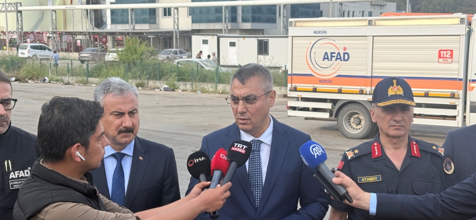 MERSİN VALİSİ TOROS: "ÖNCELİĞİMİZ YANGININ DİĞER TANKLARA SIÇRAMASINI ÖNLEMEK" "800 METREKÜPLÜK TANKTA YANGIN SÜRÜYOR" "KÖPÜKLE BOĞMA YÖNTEMİ DEĞERLENDİRİLİYOR" VALİ ATİLLA TOROS, 1 İŞÇİNİN HAYATINI KAYBETTİĞİ YAĞ FABRİKASINDAKİ YANGIN BÖLGESİNDE İNCELEMELERDE BULUNDU