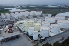 MERSİN'DEKİ FABRİKA YANGININA KÖPÜKLÜ MÜDAHALE 1 KİŞİNİN HAYATINI KAYBETTİĞİ YAĞ ÜRETİM VE ENERJİ DEPOLAMA TESİSİNDEKİ YANGINDA TANKTAKİ ALEVLER KÖPÜKLE KISMEN SÖNDÜRÜLDÜ