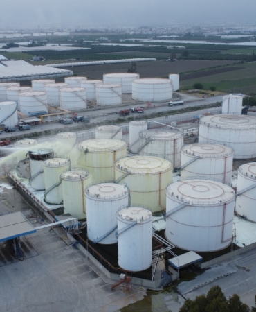 MERSİN'DEKİ FABRİKA YANGININA KÖPÜKLÜ MÜDAHALE 1 KİŞİNİN HAYATINI KAYBETTİĞİ YAĞ ÜRETİM VE ENERJİ DEPOLAMA TESİSİNDEKİ YANGINDA TANKTAKİ ALEVLER KÖPÜKLE KISMEN SÖNDÜRÜLDÜ