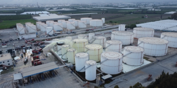 Mersin’deki fabrika yangınına köpüklü müdahale