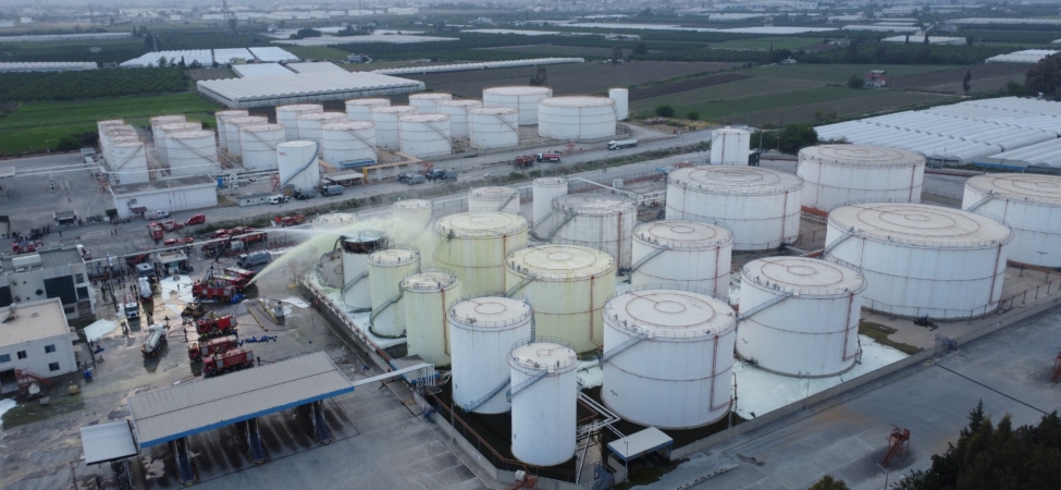 MERSİN'DEKİ FABRİKA YANGININA KÖPÜKLÜ MÜDAHALE 1 KİŞİNİN HAYATINI KAYBETTİĞİ YAĞ ÜRETİM VE ENERJİ DEPOLAMA TESİSİNDEKİ YANGINDA TANKTAKİ ALEVLER KÖPÜKLE KISMEN SÖNDÜRÜLDÜ
