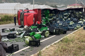 ANTALYA'DA SEBZE YÜKLÜ KAMYON İLE MOTOSİKLET ÇARPIŞTI: 3 YARALI