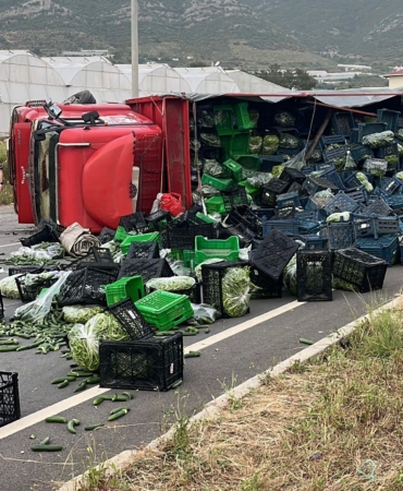 ANTALYA'DA SEBZE YÜKLÜ KAMYON İLE MOTOSİKLET ÇARPIŞTI: 3 YARALI