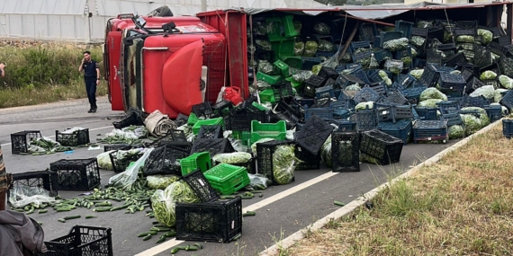 Antalya’da sebze yüklü kamyon ile motosiklet çarpıştı: 3 yaralı