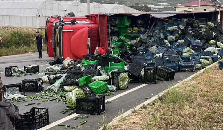 ANTALYA'DA SEBZE YÜKLÜ KAMYON İLE MOTOSİKLET ÇARPIŞTI: 3 YARALI
