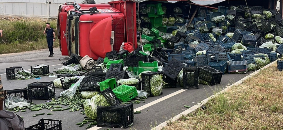 ANTALYA'DA SEBZE YÜKLÜ KAMYON İLE MOTOSİKLET ÇARPIŞTI: 3 YARALI