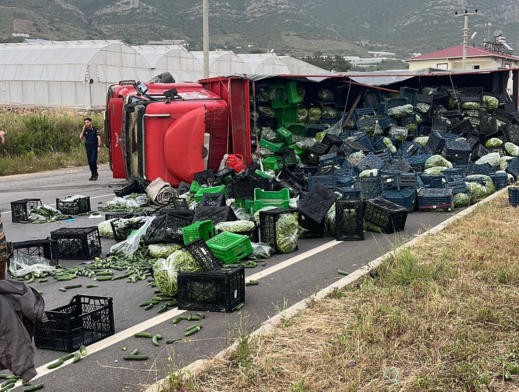 ANTALYA'DA SEBZE YÜKLÜ KAMYON İLE MOTOSİKLET ÇARPIŞTI: 3 YARALI