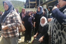 KANSERE ÇARE ARARKEN TRAFİK KAZASINDA EŞİYLE BİRLİKTE HAYATINI KAYBETTİ TIRLA ÇARPIŞAN OTOMOBİLDE EŞİYLE BİRLİKTE HAYATINI KAYBEDEN KADININ KANSER TEDAVİSİNDEN DÖNDÜĞÜ ORTAYA ÇIKTI OLAY YERİNDE HAYATINI KAYBEDEN KARI-KOCA GÖZYAŞLARIYLA YAN YANA TOPRAĞA VERİLDİ