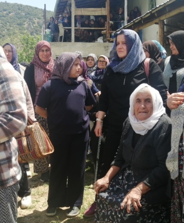 KANSERE ÇARE ARARKEN TRAFİK KAZASINDA EŞİYLE BİRLİKTE HAYATINI KAYBETTİ TIRLA ÇARPIŞAN OTOMOBİLDE EŞİYLE BİRLİKTE HAYATINI KAYBEDEN KADININ KANSER TEDAVİSİNDEN DÖNDÜĞÜ ORTAYA ÇIKTI OLAY YERİNDE HAYATINI KAYBEDEN KARI-KOCA GÖZYAŞLARIYLA YAN YANA TOPRAĞA VERİLDİ