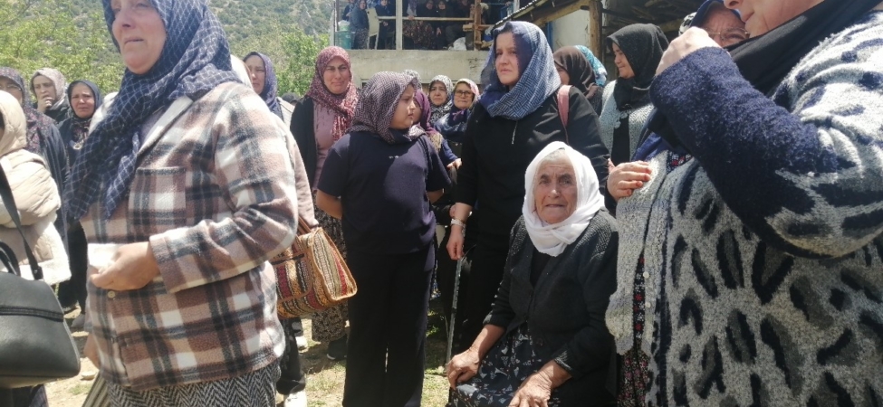 KANSERE ÇARE ARARKEN TRAFİK KAZASINDA EŞİYLE BİRLİKTE HAYATINI KAYBETTİ TIRLA ÇARPIŞAN OTOMOBİLDE EŞİYLE BİRLİKTE HAYATINI KAYBEDEN KADININ KANSER TEDAVİSİNDEN DÖNDÜĞÜ ORTAYA ÇIKTI OLAY YERİNDE HAYATINI KAYBEDEN KARI-KOCA GÖZYAŞLARIYLA YAN YANA TOPRAĞA VERİLDİ