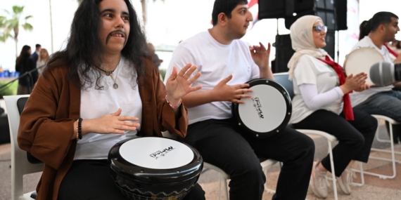 Mersin’de engeller sanat ve müzikle aşıldı