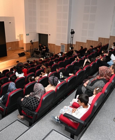 MERSİN BÜYÜKŞEHİR BELEDİYESİNDEN ÇOCUKLARA KUKLALI TİYATRO SÜRPRİZİ