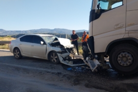 OTOMOBİL İLE TIR KAFA KAFAYA ÇARPIŞTI: ANNE VE KIZI ÖLDÜ, BABA AĞIR YARALANDI