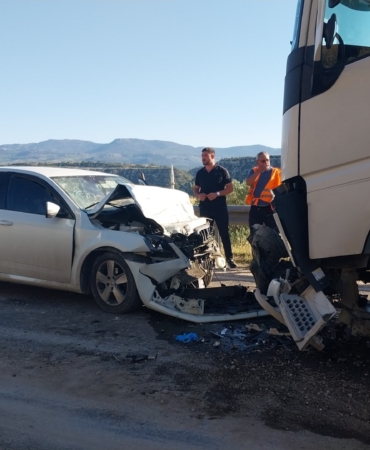 OTOMOBİL İLE TIR KAFA KAFAYA ÇARPIŞTI: ANNE VE KIZI ÖLDÜ, BABA AĞIR YARALANDI