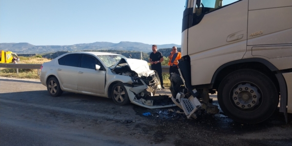 Otomobil ile tır kafa kafaya çarpıştı: Anne ve kızı öldü, baba ağır yaralandı