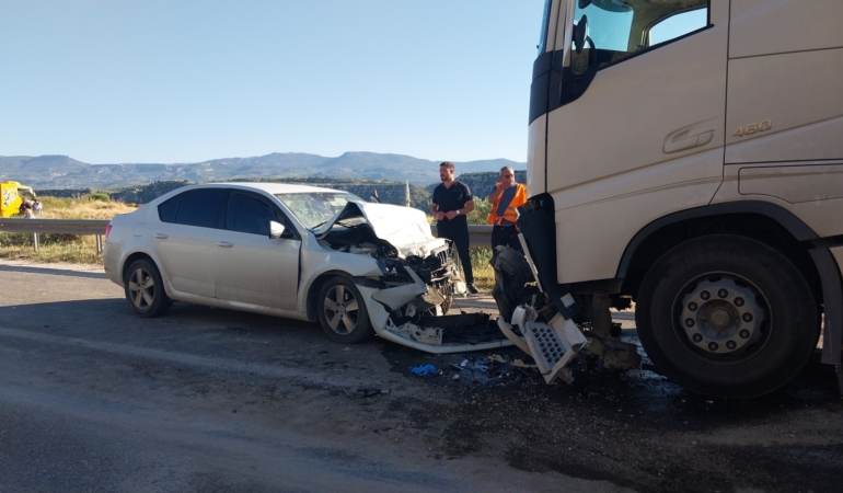 OTOMOBİL İLE TIR KAFA KAFAYA ÇARPIŞTI: ANNE VE KIZI ÖLDÜ, BABA AĞIR YARALANDI