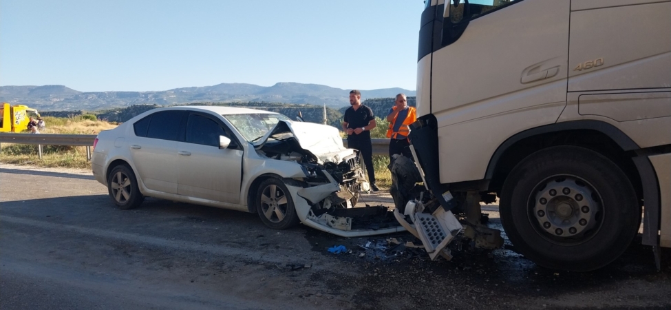 OTOMOBİL İLE TIR KAFA KAFAYA ÇARPIŞTI: ANNE VE KIZI ÖLDÜ, BABA AĞIR YARALANDI