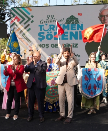 33. GELENEKSEL TÜRKMEN ŞÖLENİ'NE BİNLERCE KİŞİ KATILDI MERSİN'İN ERDEMLİ İLÇESİNDE BİRÇOK ÜLKEDEN KONUKLARIN DA KATILDIĞI ŞÖLENDE KIL ÇADIRLAR KURULDU, YAYIK AYRANI VE SIKMA İKRAM EDİLDİ