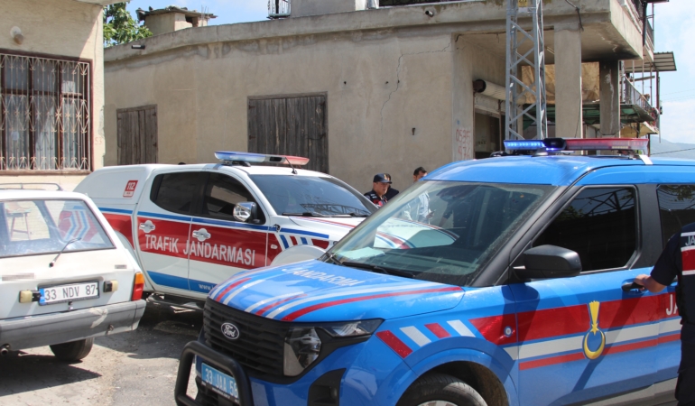 Mersin’de katliam yapan zanlının bulunduğu bölgeye giden yol kapatıldı
