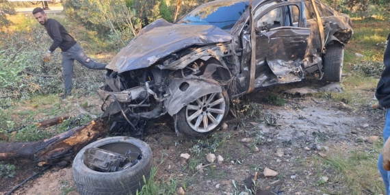 Hurdaya dönen araçtan yaralı kurtuldu